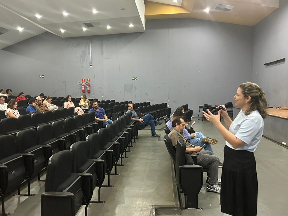 A assessora de Planejamento e Desenvolvimento Institucional, Priscylla Dietz Ferreira Amaral conduziu o diálogo inicial com a comunidade acadêmica